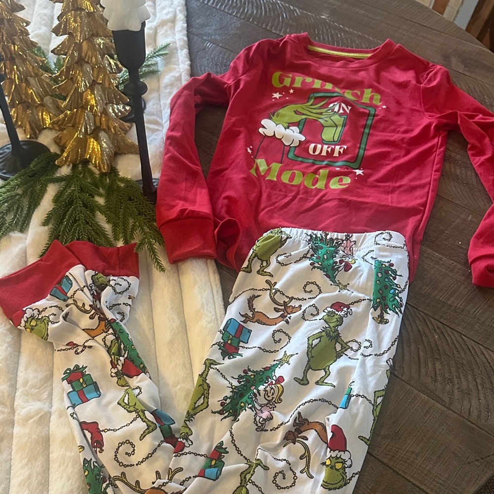 Dr. Seuss Grinch Pajama Set - Red and White
